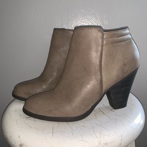 Women’s grey leather bootie